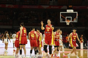 安博体育-女篮惨败张子宇成唯一亮点！18分钟20+11统治内线 2.26米对抗超强